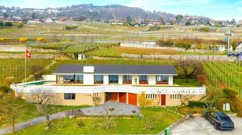 Corseaux, Vaud, Switzerland. - Photo 11
