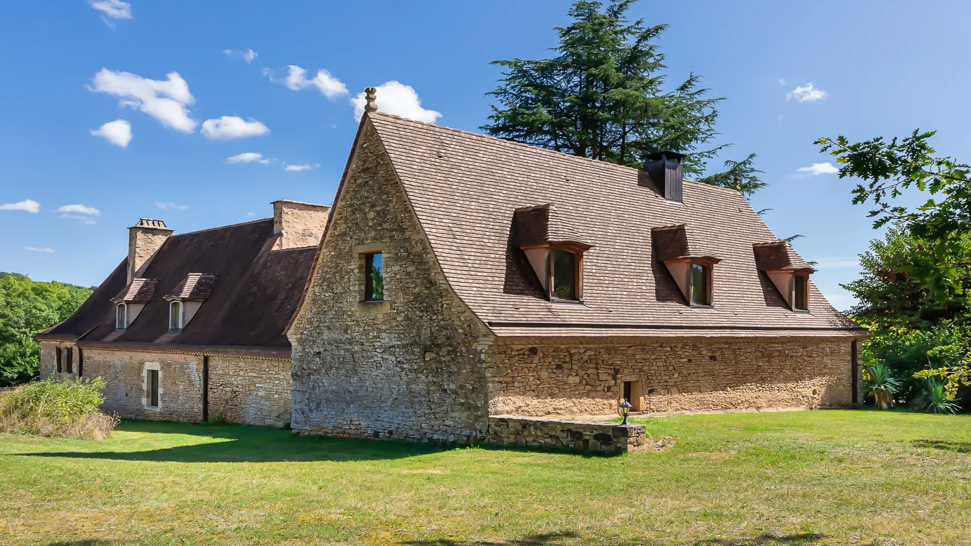 Exterior photo 2