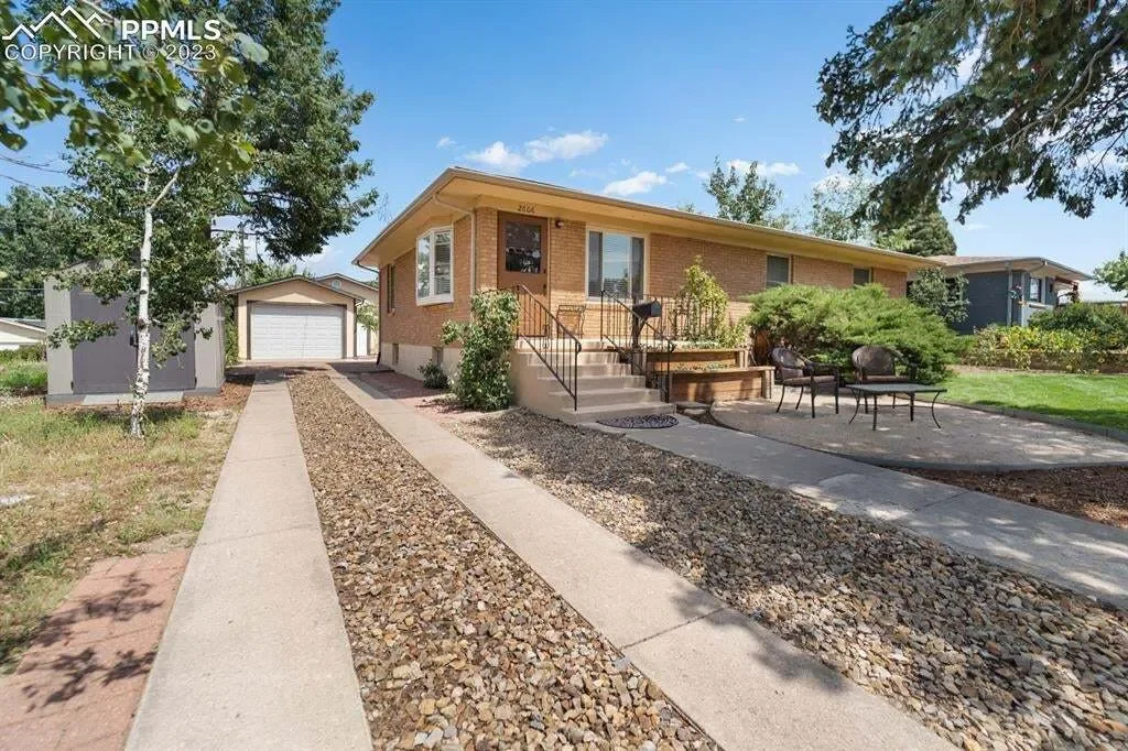 Exterior photo 6
