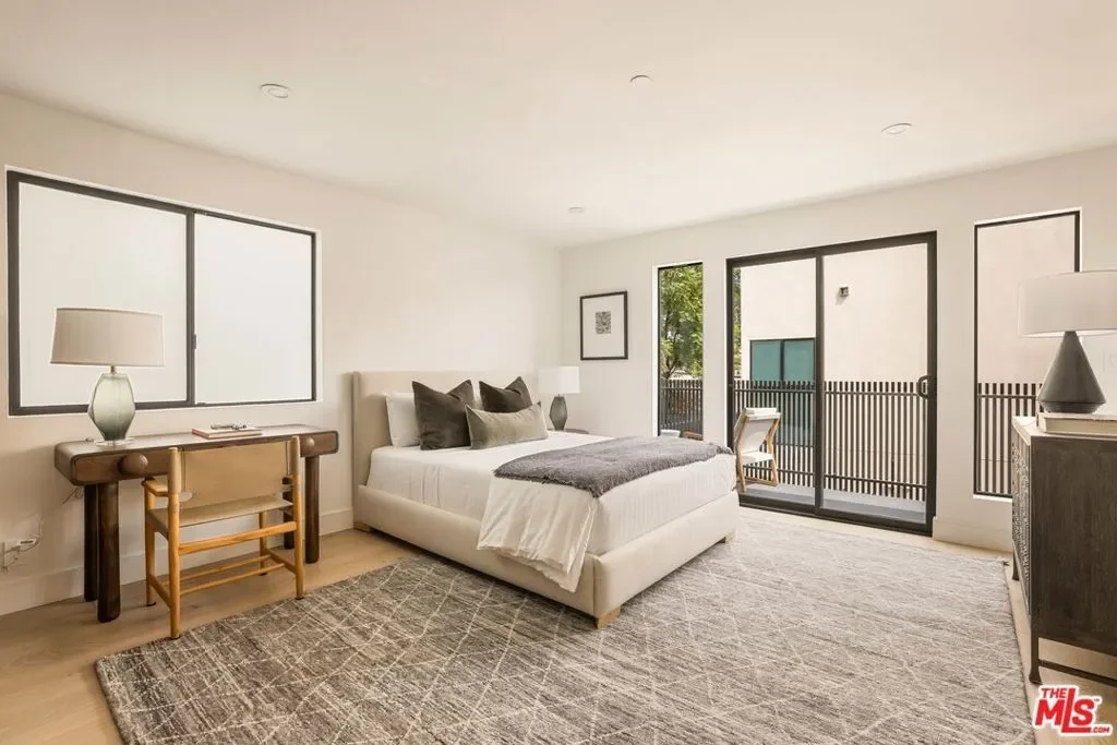 922 N West Knoll Drive, Los Angeles, California, United States. - Photo 26