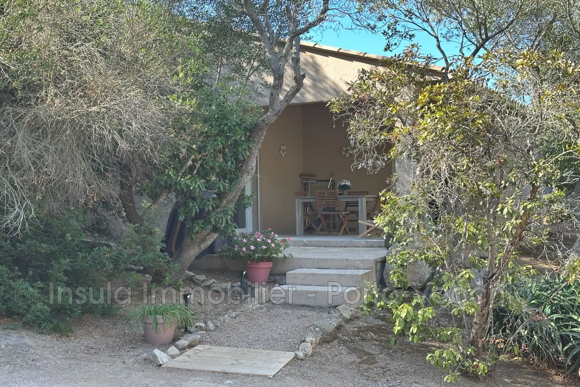 Exterior photo 5