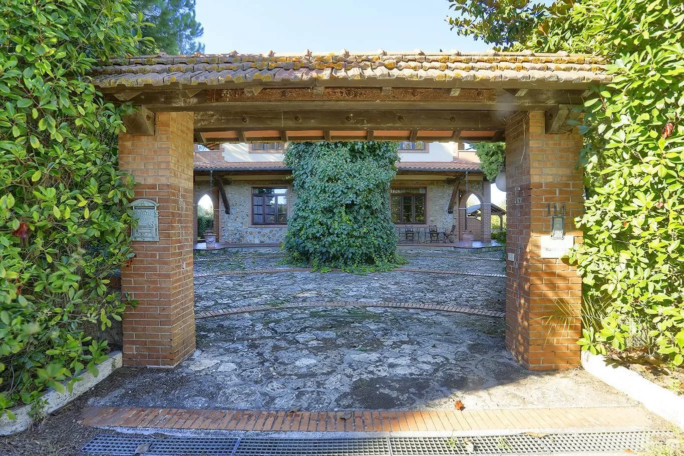 Exterior photo 2