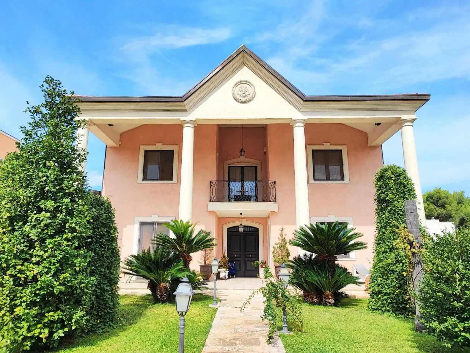 Exterior photo 3