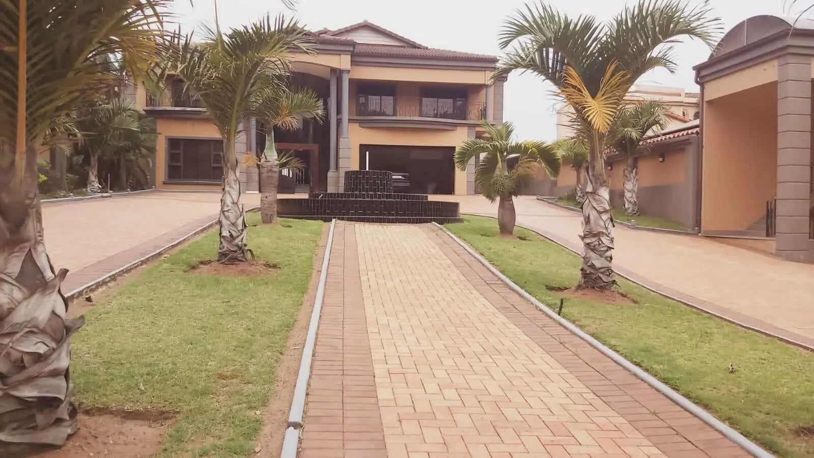 Exterior photo 4