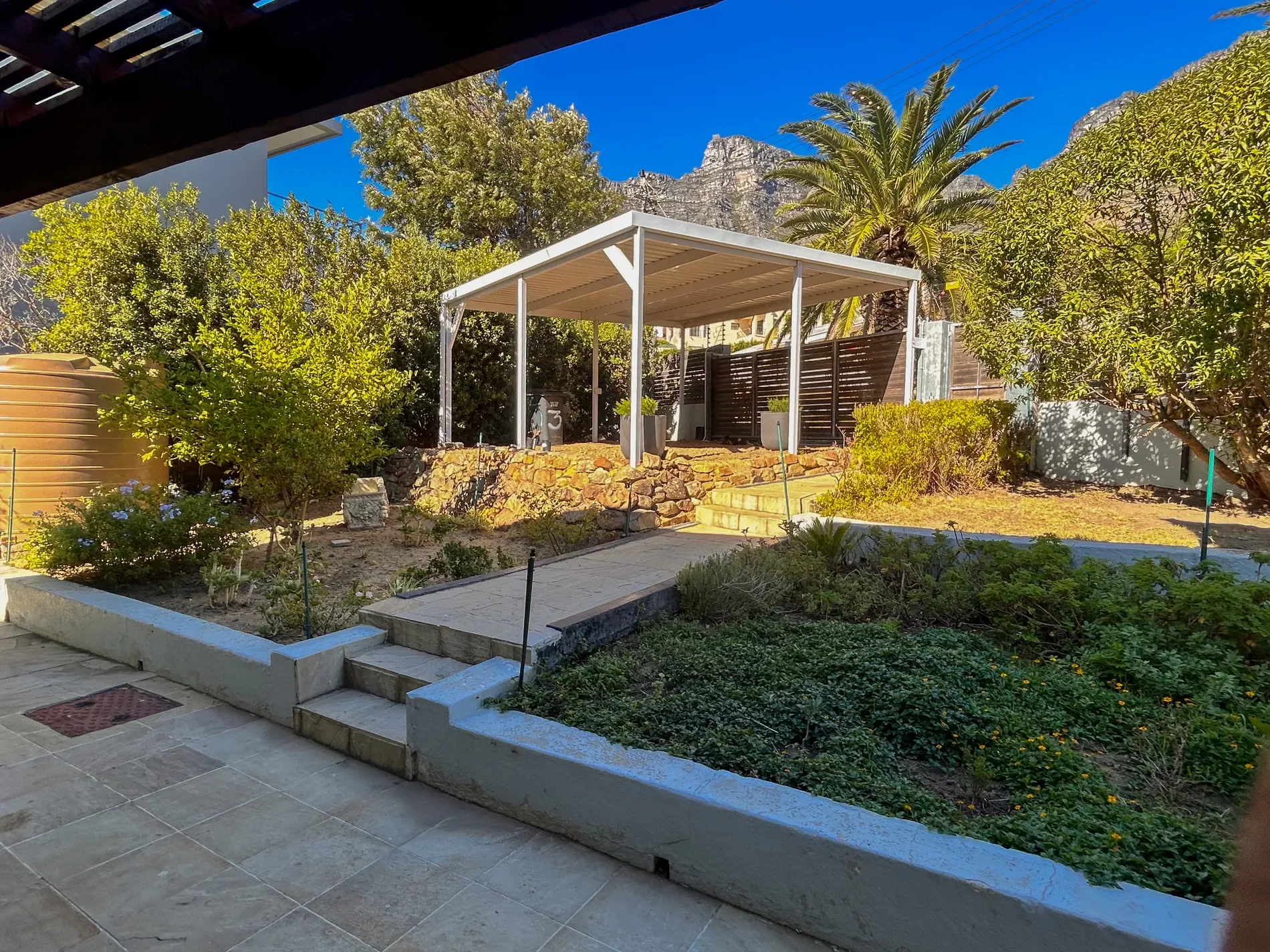 Exterior photo 6