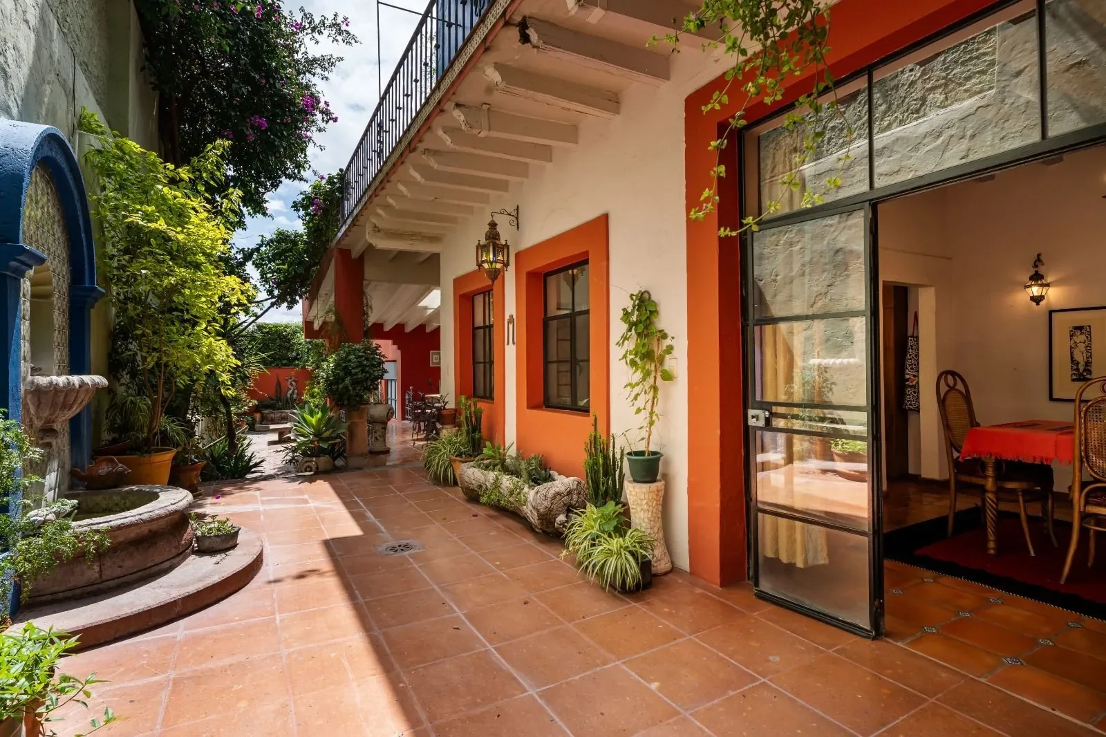 Exterior photo 1