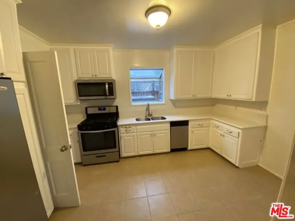 1112 Greenacre Avenue, Los Angeles, California, United States. - Photo 4