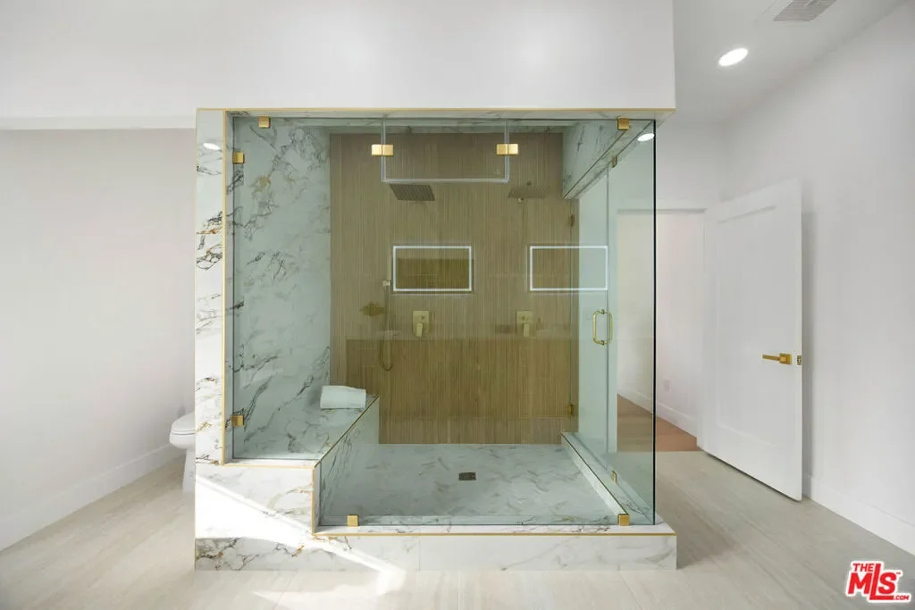832 S Plymouth Boulevard, Los Angeles, California, United States. - Photo 23