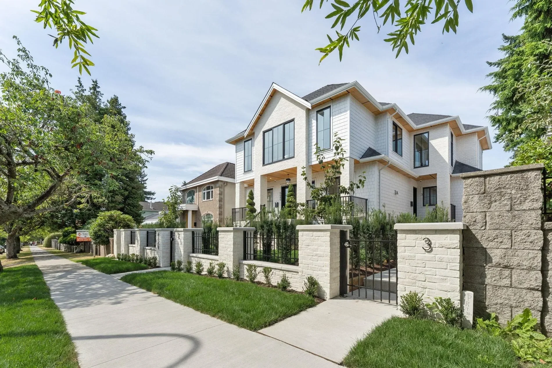 Exterior photo 2