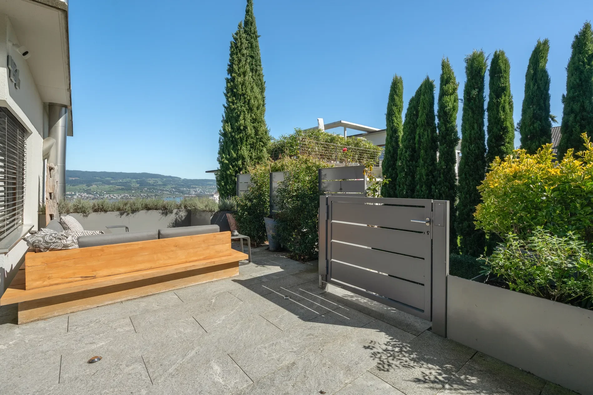 Exterior photo 1