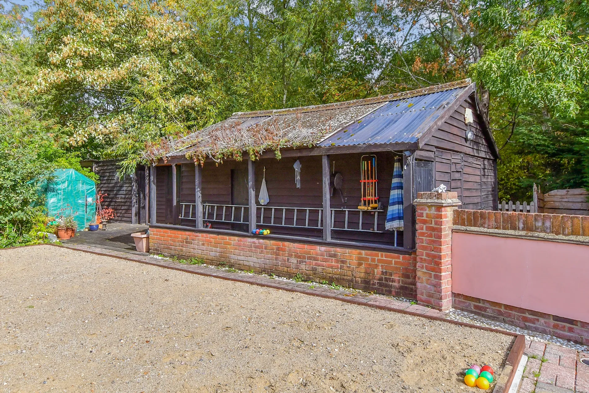 Exterior photo 5