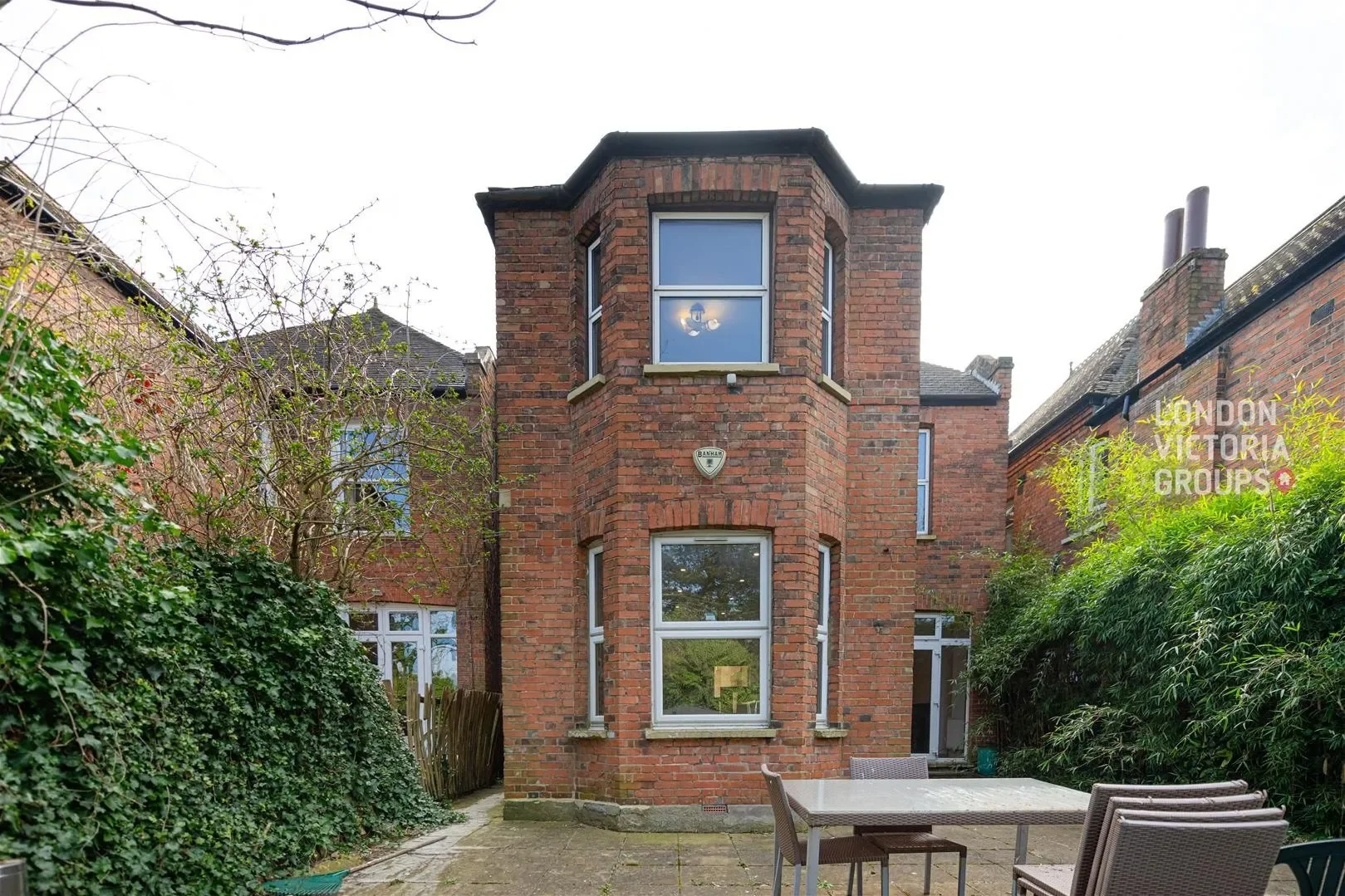 Exterior photo 4