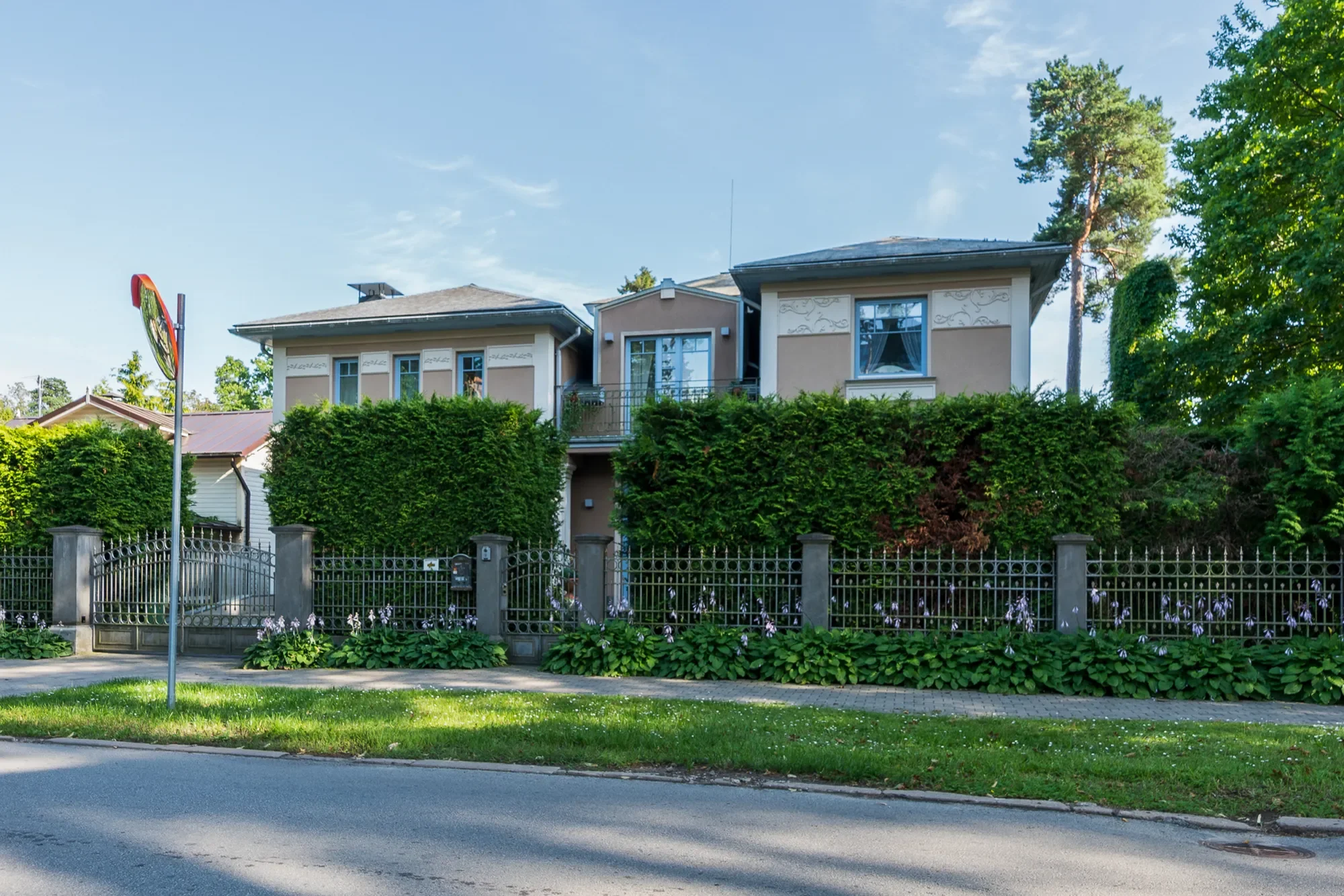 Exterior photo 2