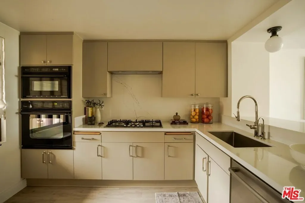 11847 Gorham Avenue 302, Los Angeles, California, United States. - Photo 22