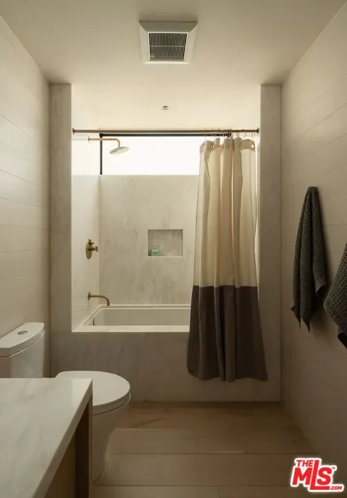 120 N Hart Avenue, Santa Monica, California, United States. - Photo 13