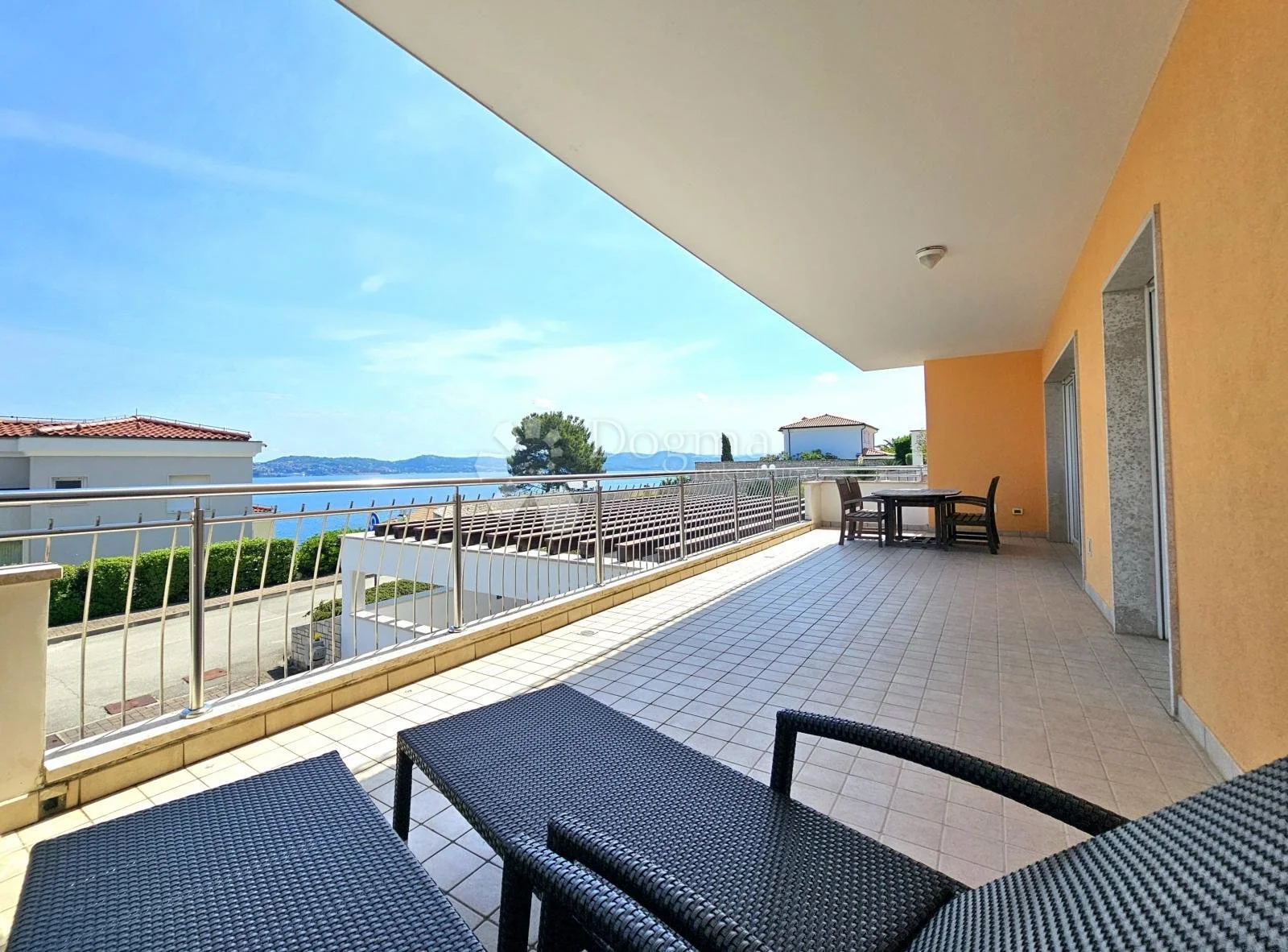 Exterior photo 2