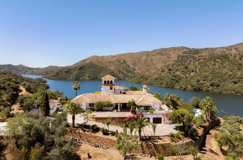 Stunning Lakefront Estate with Panoramic Views Behind Marbella
