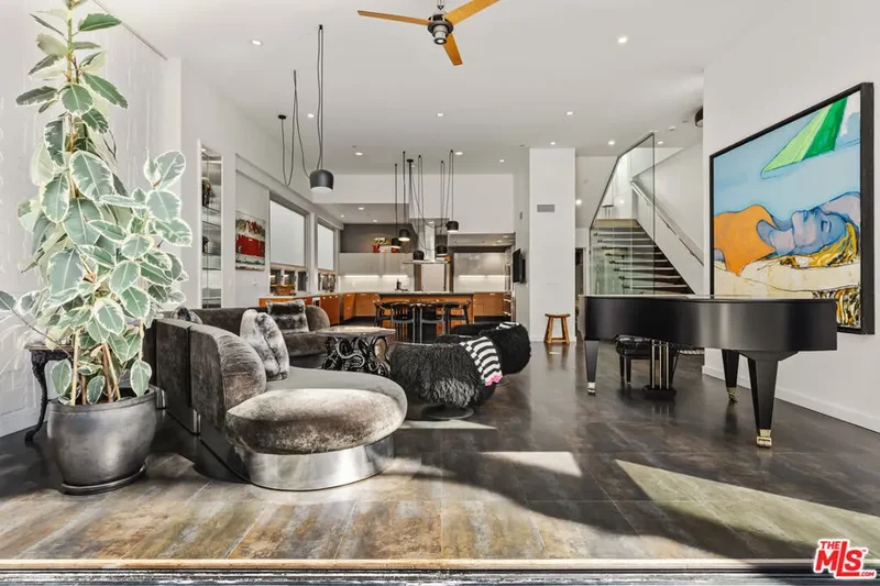 24 Clubhouse Avenue, Los Angeles, California, United States. - Photo 3