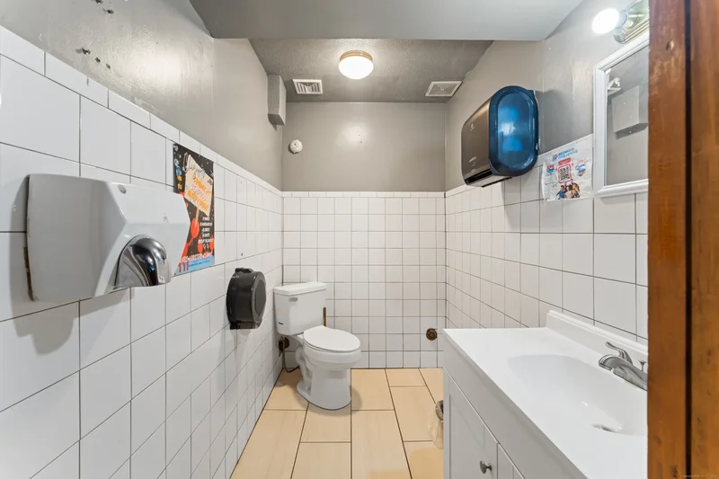 811 Dixwell Avenue, Hamden, CT 06511, New Haven, Connecticut, United States. - Photo 19