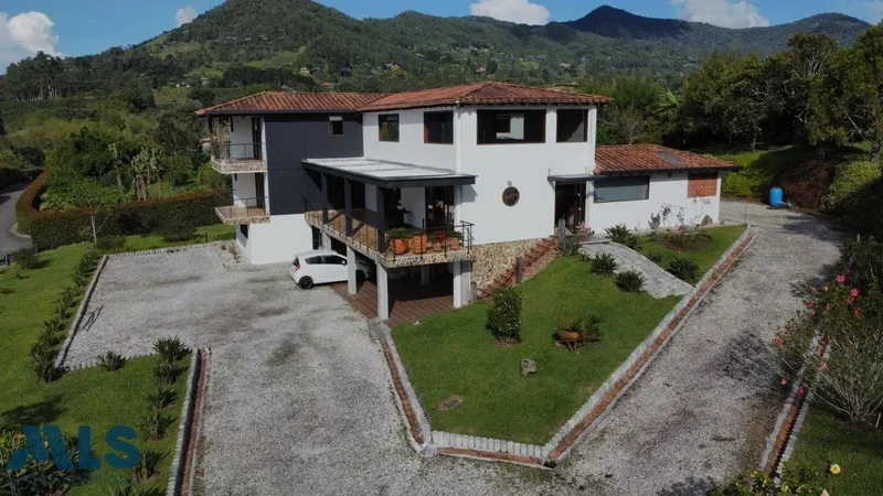 ENJOY A SPECTACULAR HOUSE IN EASTERN ANTIOQUIA