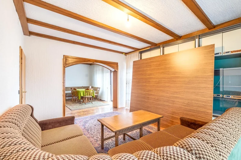 Zagreb, Granešina, residential/business house (371,11 m²) with a courtyard