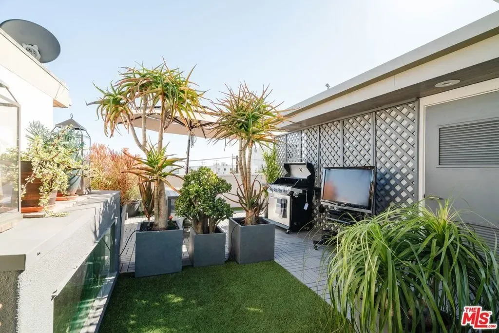 6732 W HEPBURN Way, Los Angeles, California, United States. - Photo 19