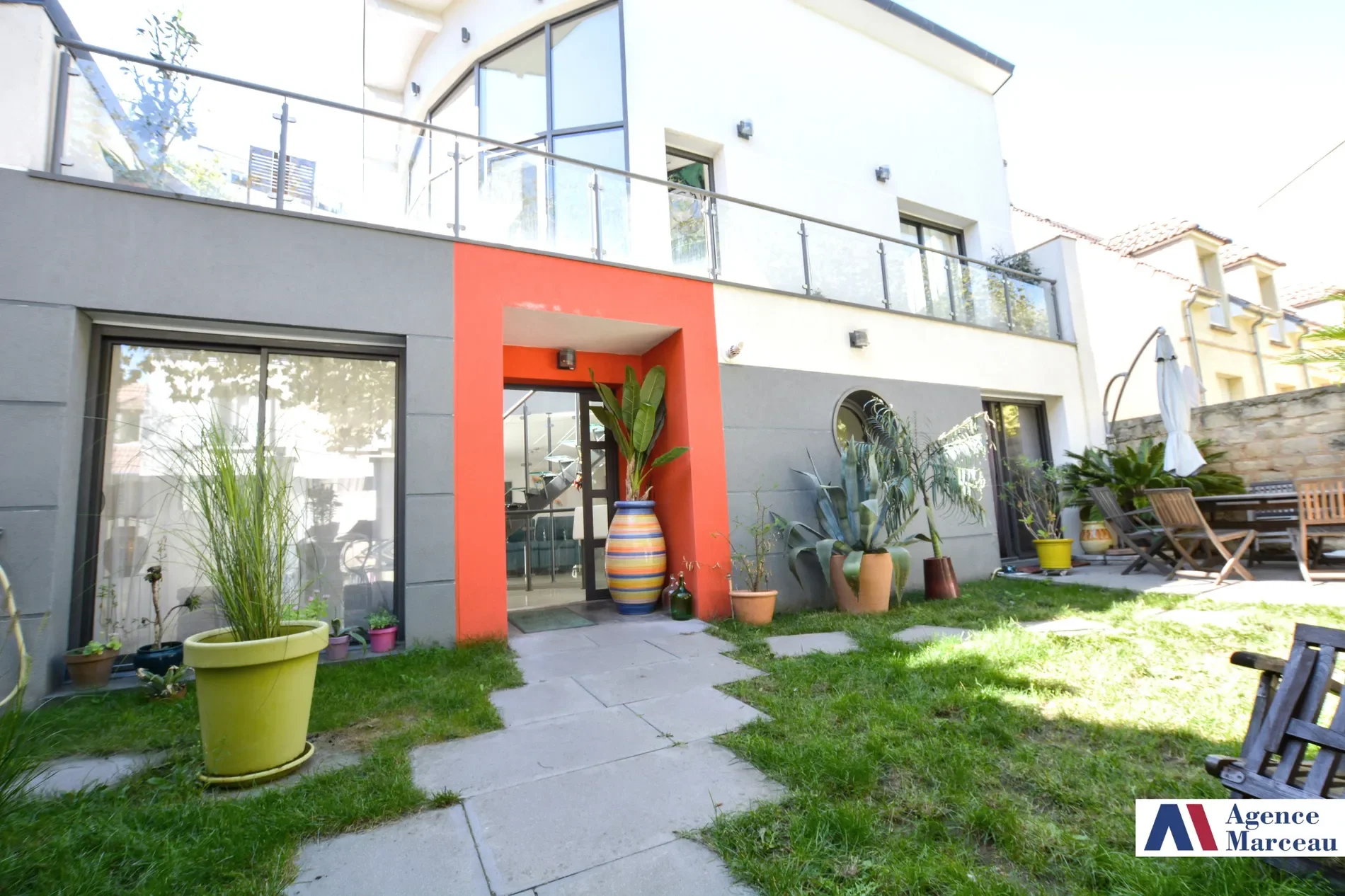 Exterior photo 2