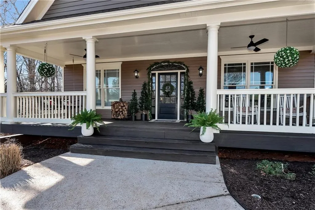 Exterior photo 2