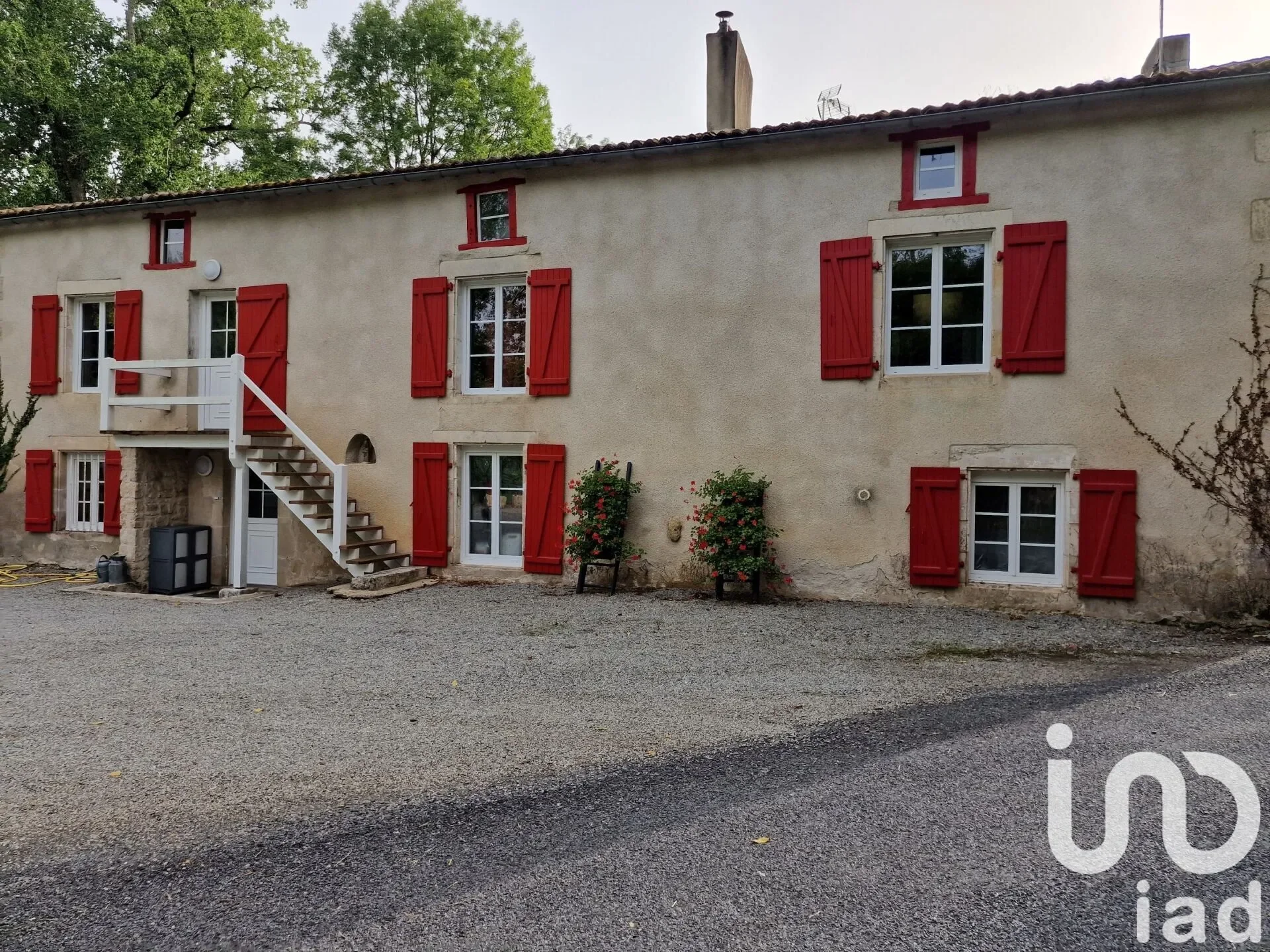 Exterior photo 6