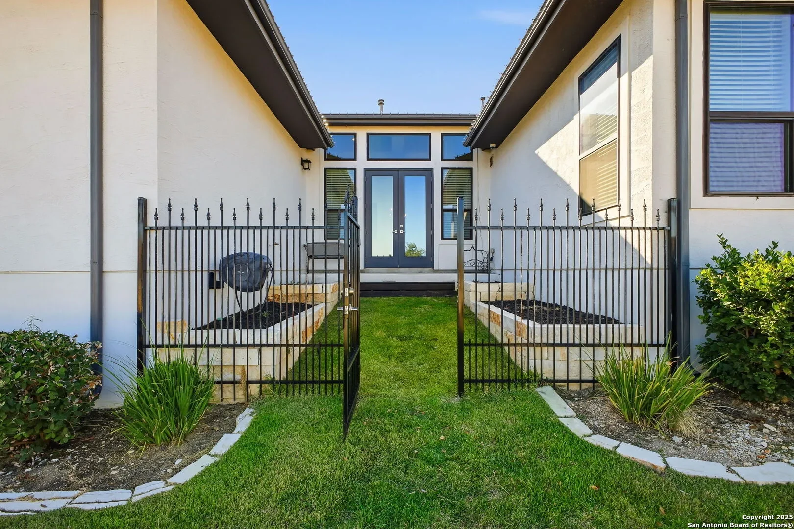 Exterior photo 5