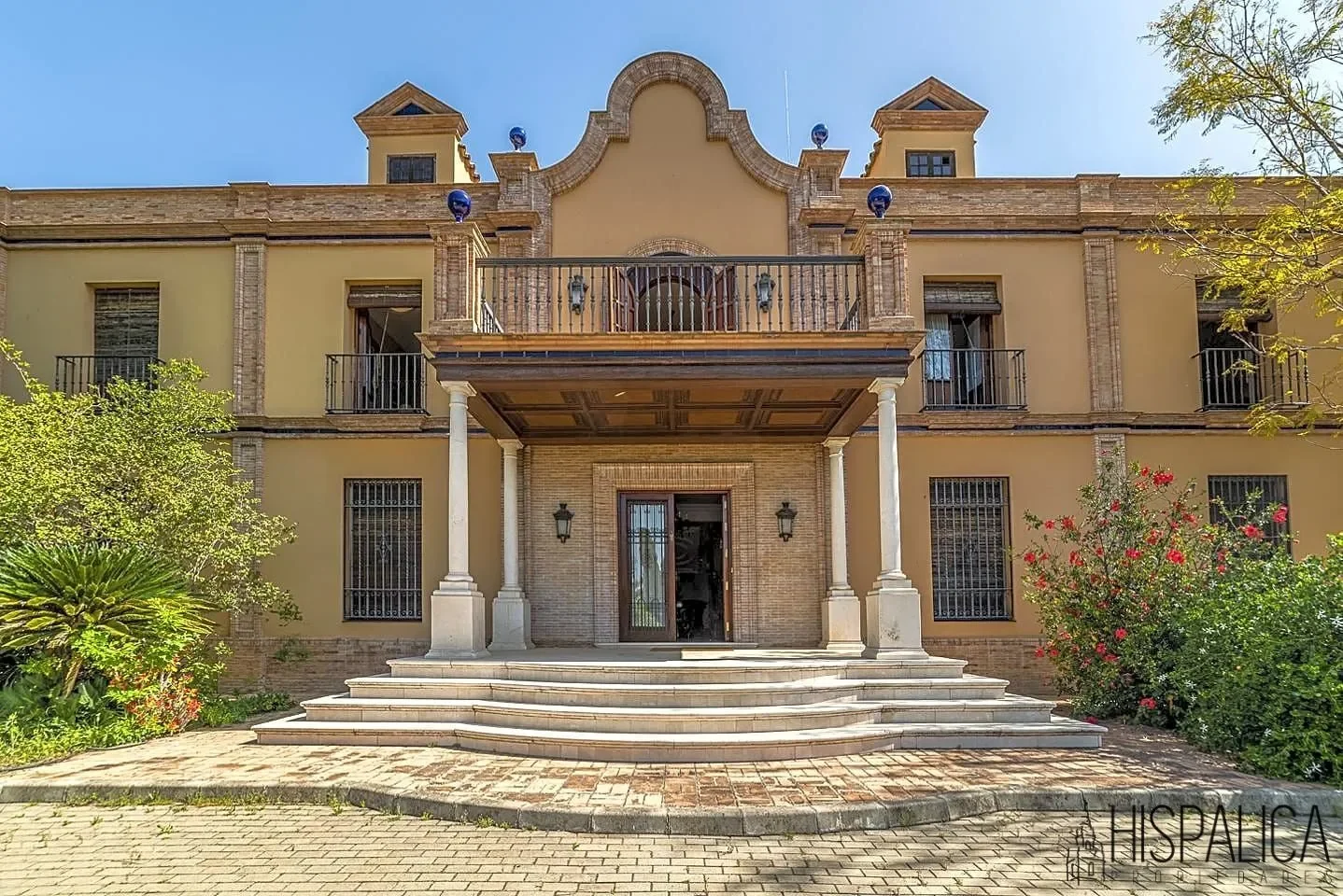 Exterior photo 2