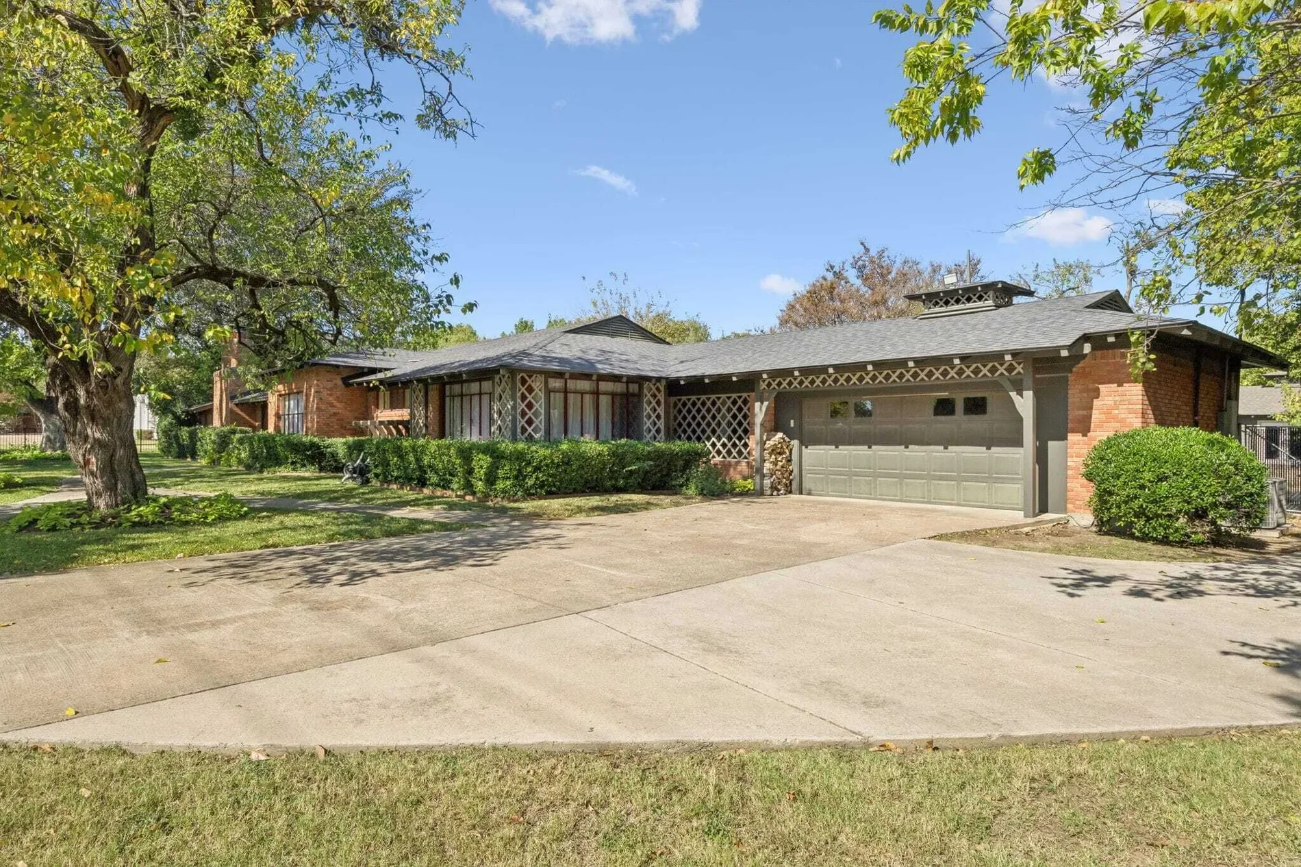 Exterior photo 3