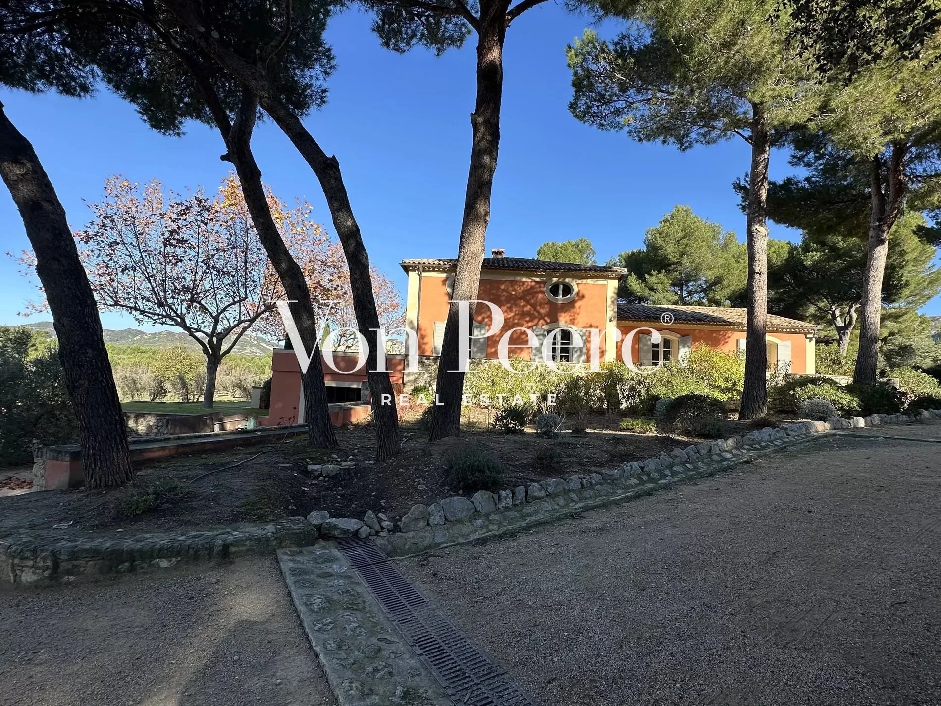 Les Baux-de-Provence, Provence-Alpes-Côte d'Azur, France. - Photo 10