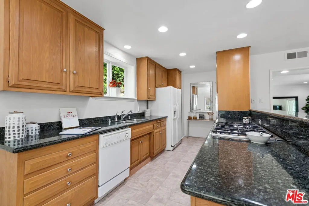 1247 N Bundy Drive, Los Angeles, California, United States. - Photo 6