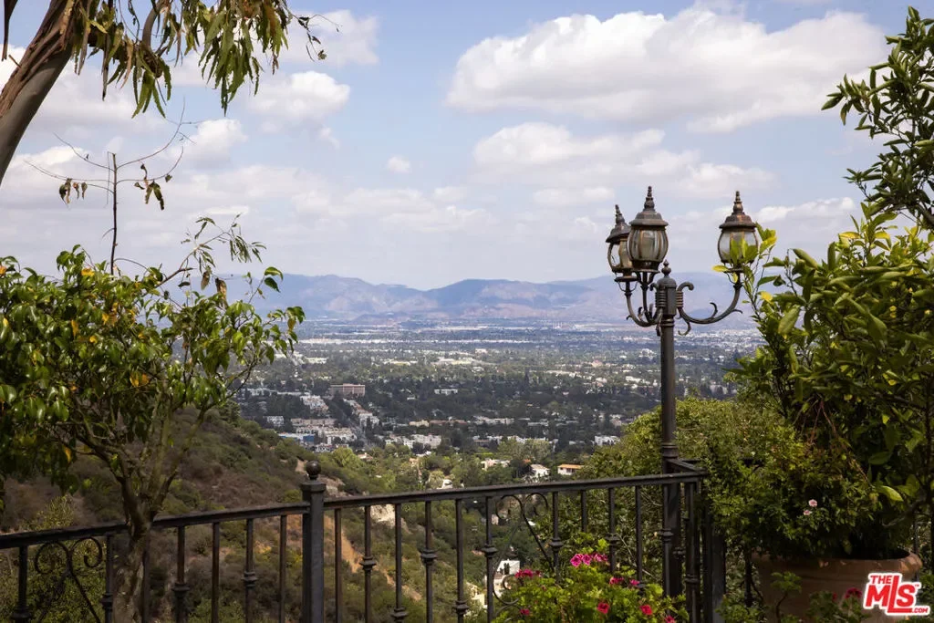 13355 Mulholland Drive, Beverly Hills, California, United States. - Photo 30