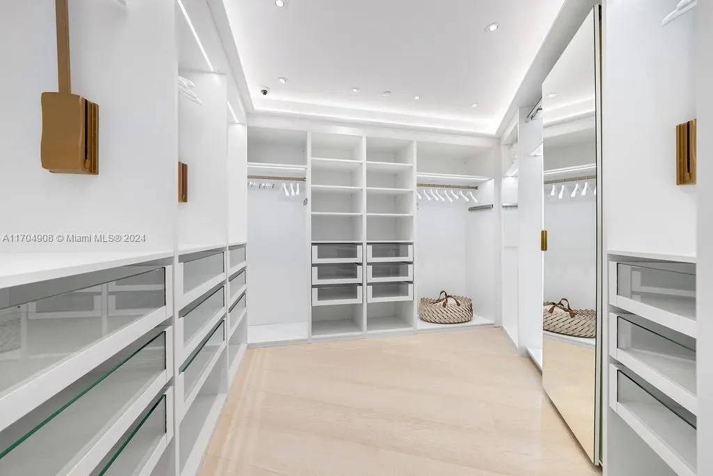 300 S Pointe Dr, #PH-5, Miami Beach, Florida, United States. - Photo 5