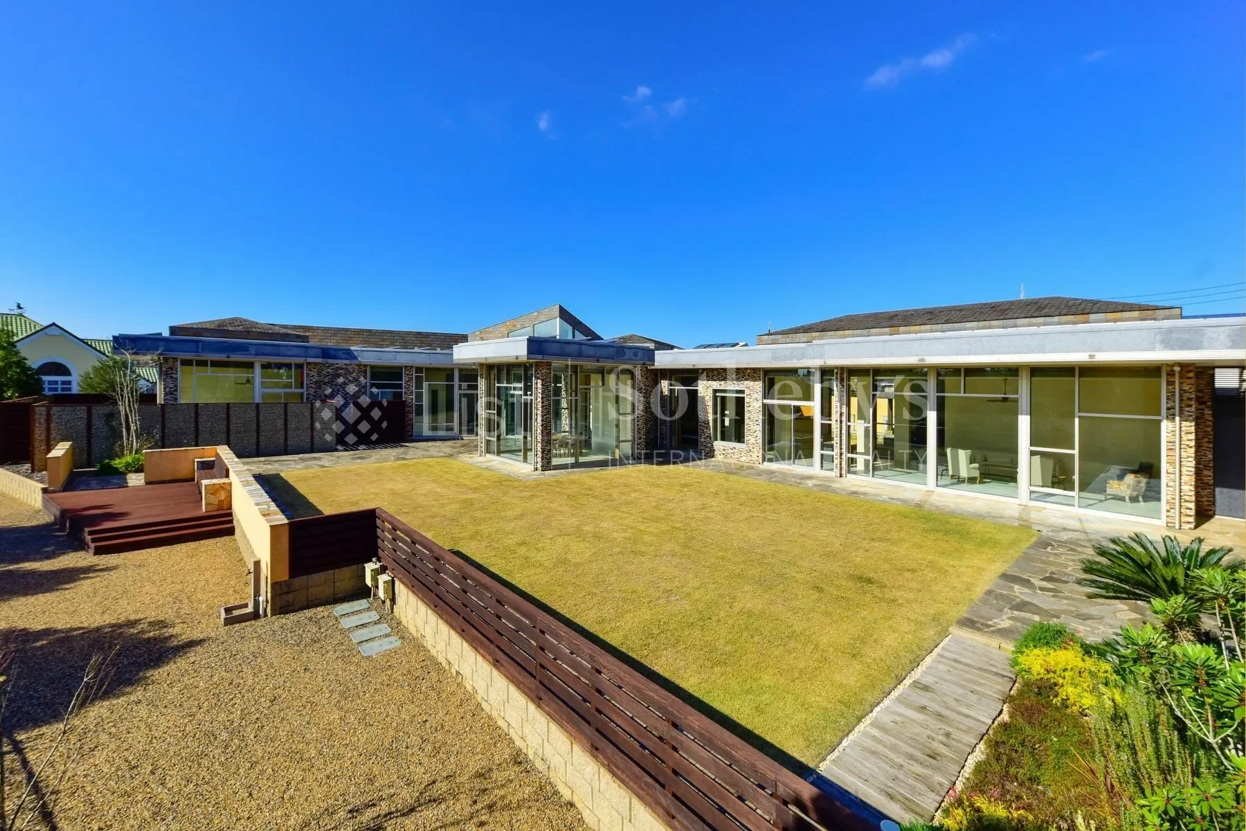 Exterior photo 5