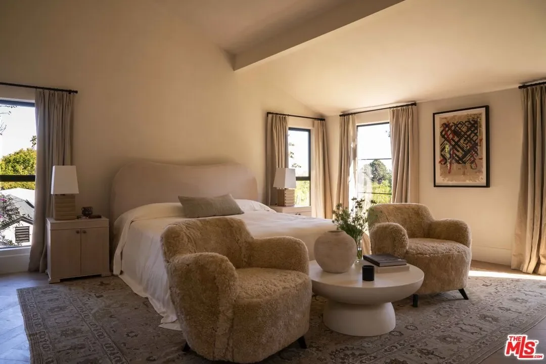 1364 Londonderry Pl, Los Angeles, California, United States. - Photo 2