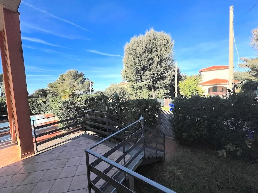 Exterior photo 8