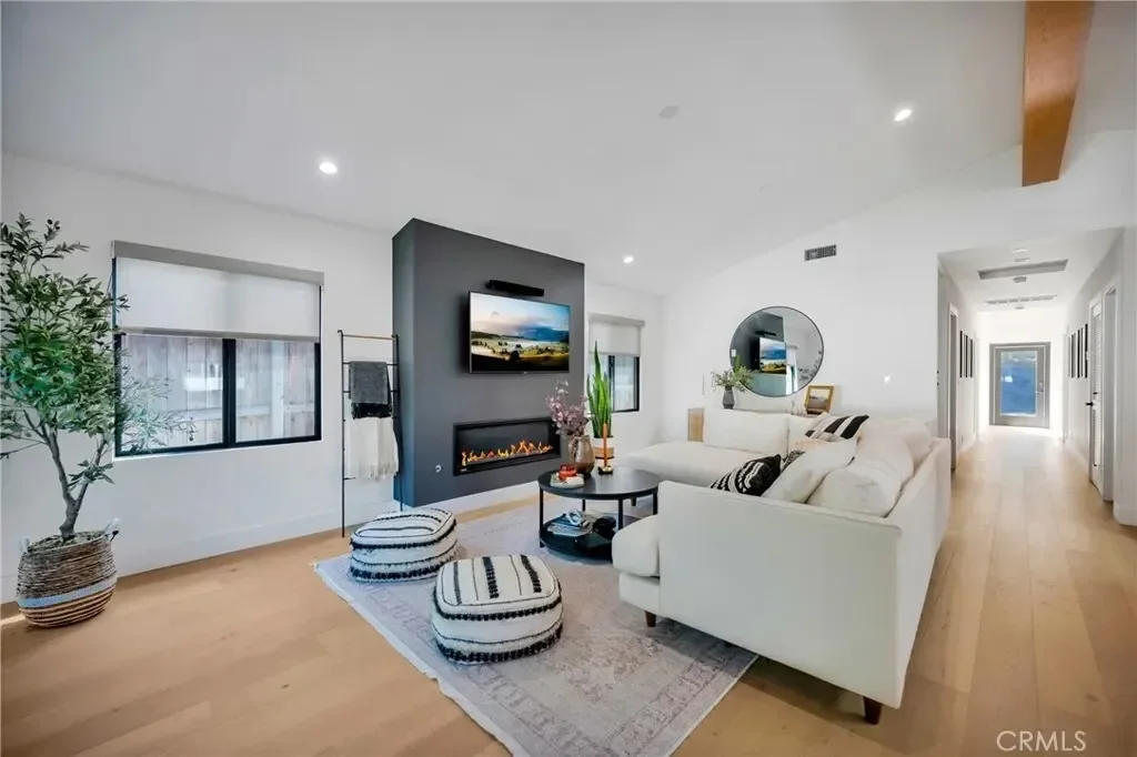 966 Rosecrans Avenue, Manhattan Beach, California, United States. - Photo 3