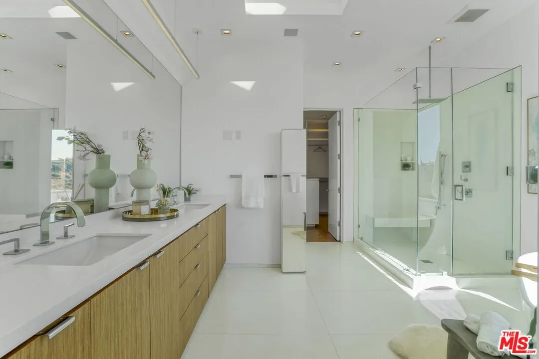 1116 Linda Flora Dr, Los Angeles, California, United States. - Photo 6