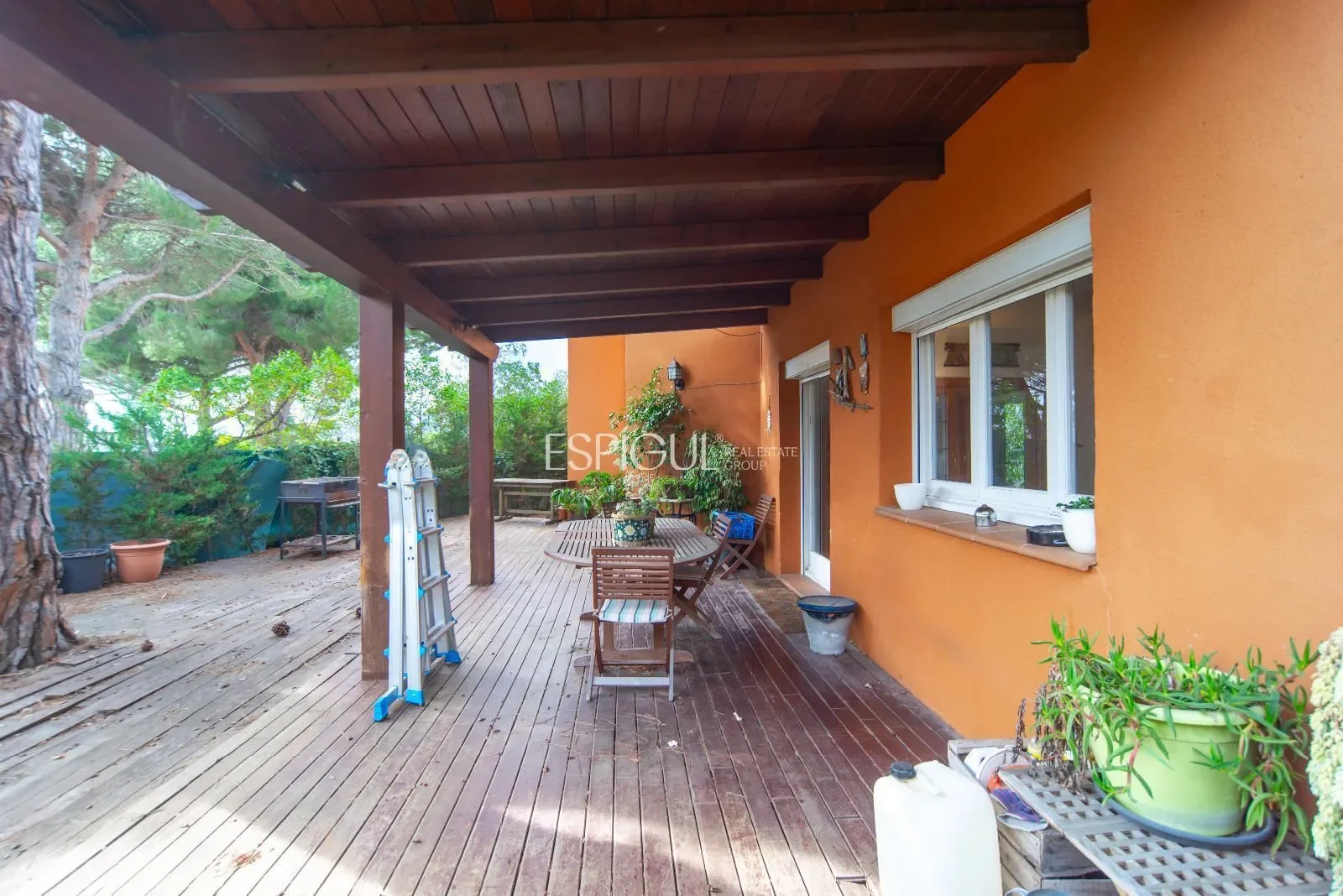 Exterior photo 6
