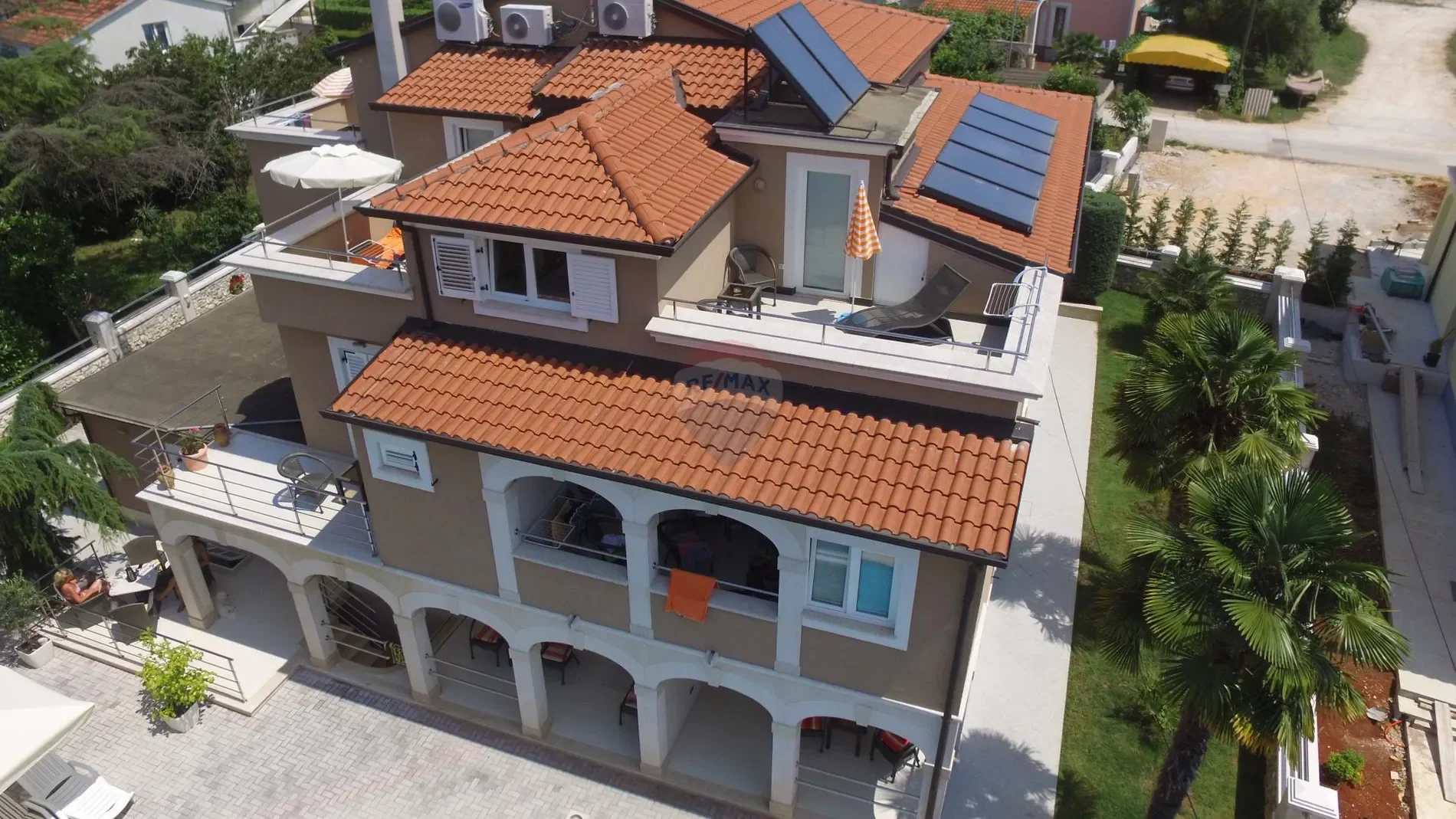 Exterior photo 2