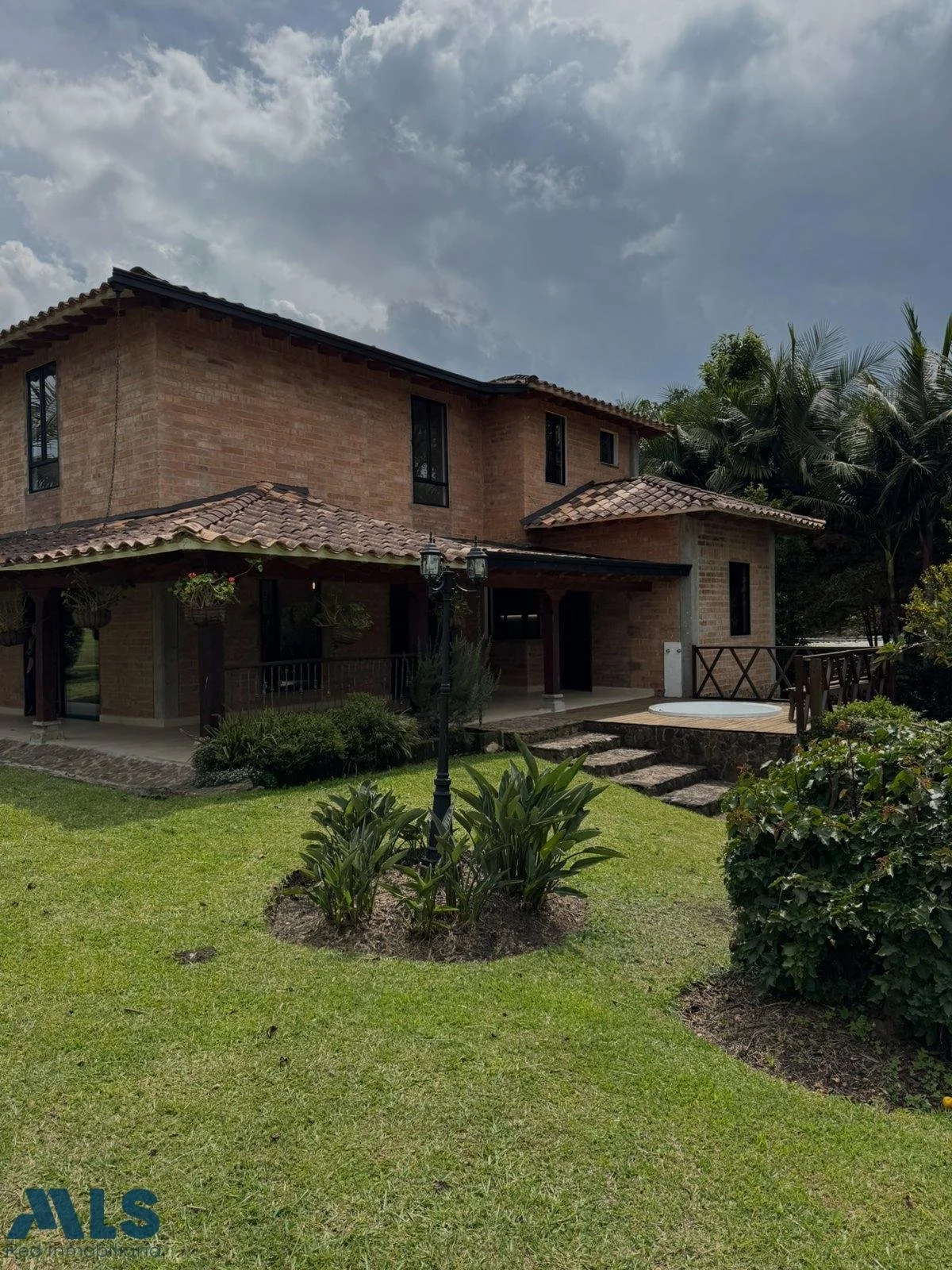 Exterior photo 2
