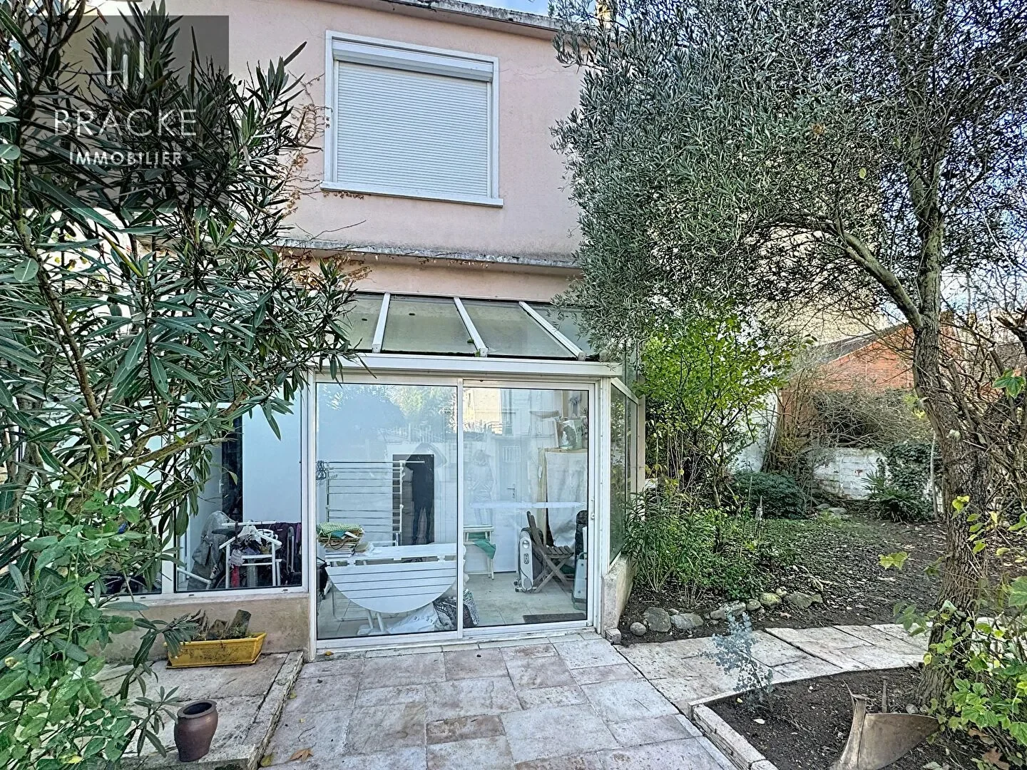 Exterior photo 2