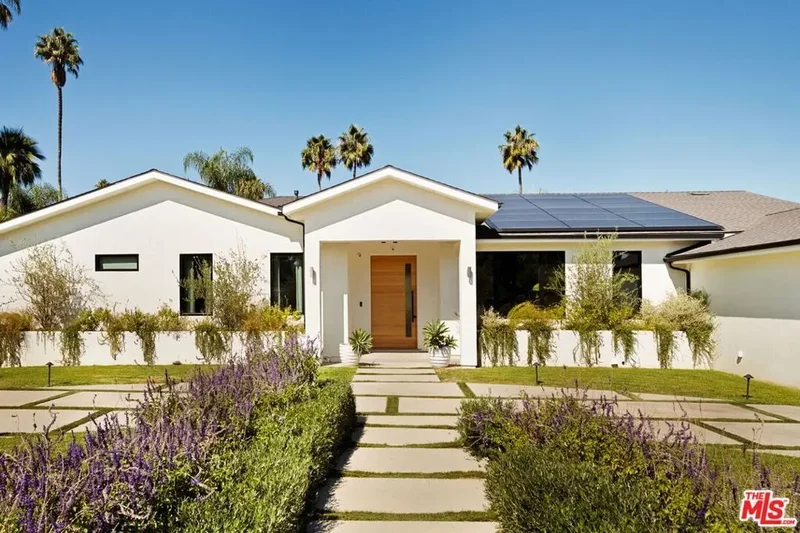 Single Family Residence in Woodland Hills