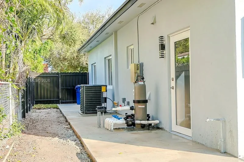 588 Palmetto Dr, Miami Springs, Florida, United States. - Photo 37