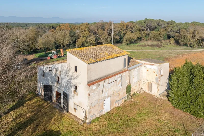 A las Afueras, Girona, Catalonia, Spain. - Photo 8