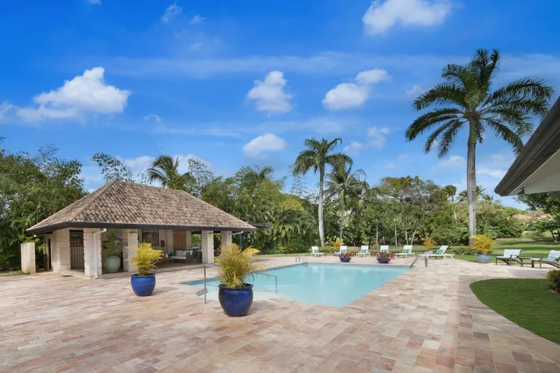 Los Naranjos 3: Impressive 4 Br Traditional Mansion