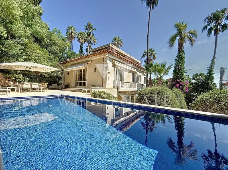 SUPERB PROPERTY WITH SEA VIEWS - NEAR THE BEACH
